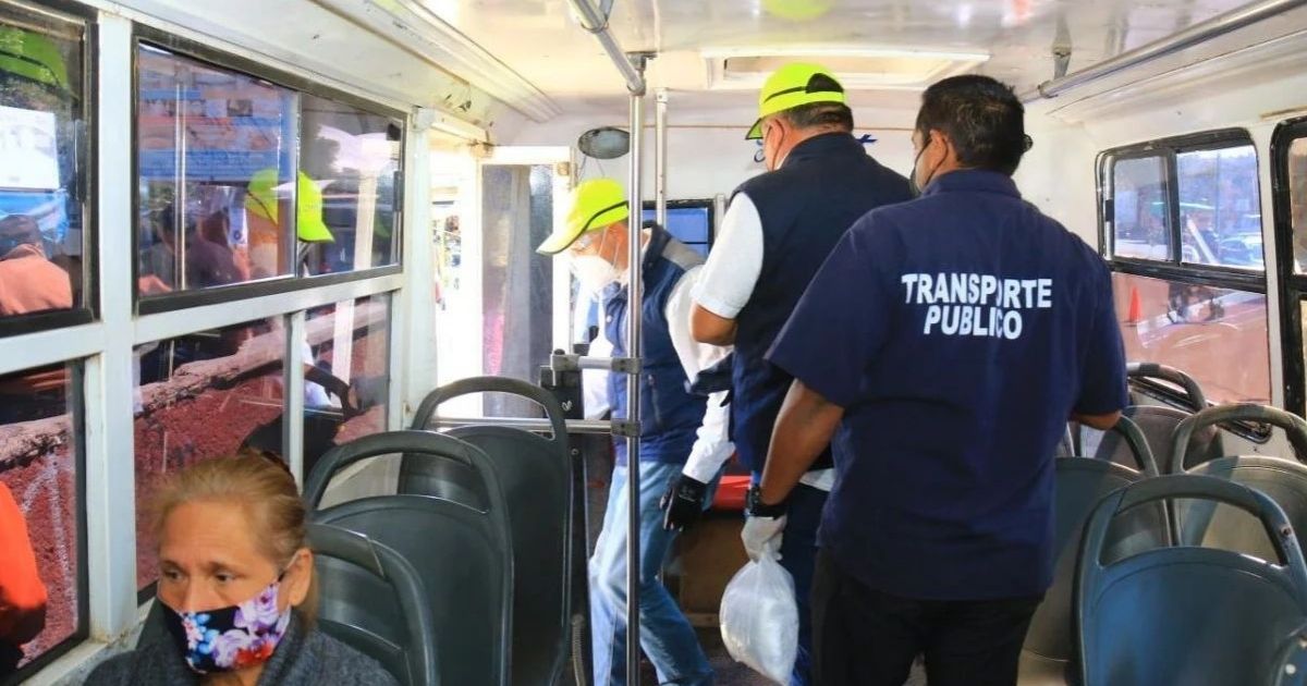 Sanitizan en Ciudad Victoria taxis y microbuses