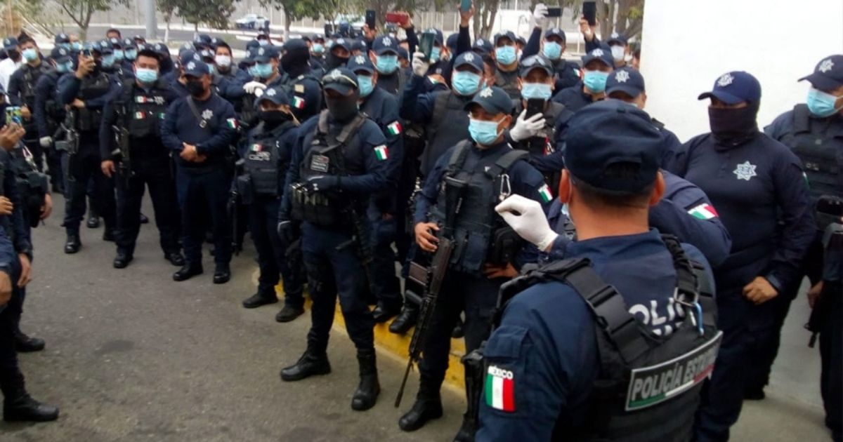 Policías estatales protestan por incumplimiento de pagos