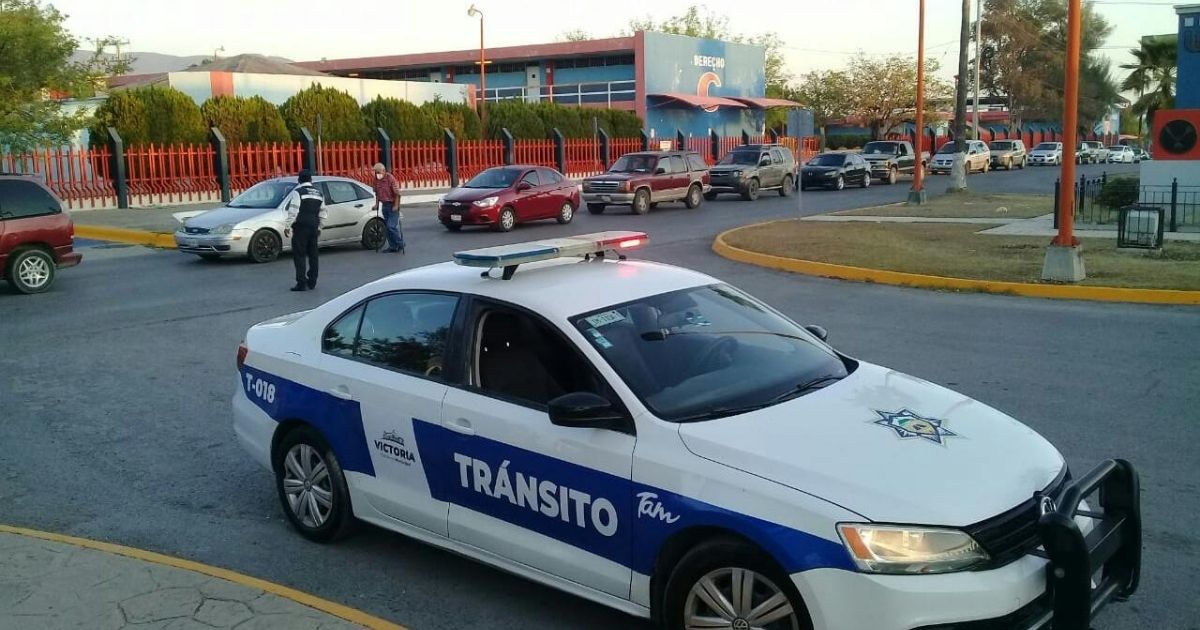 Con 2 kilómetros de fila inicia vacunación en Victoria