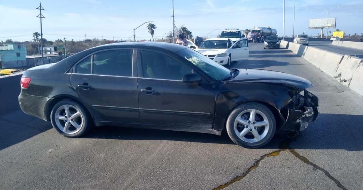 Conductora choca en puente vehicular en Matamoros