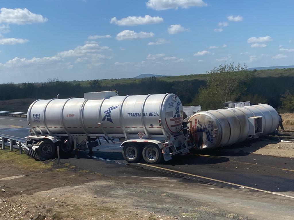 Se vuelca pipa sobre la carretera Victoria-Tampico