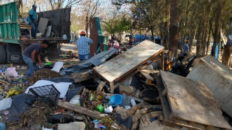 Retiran más de 100 toneladas de desechos del campamento de migrantes en Matamoros