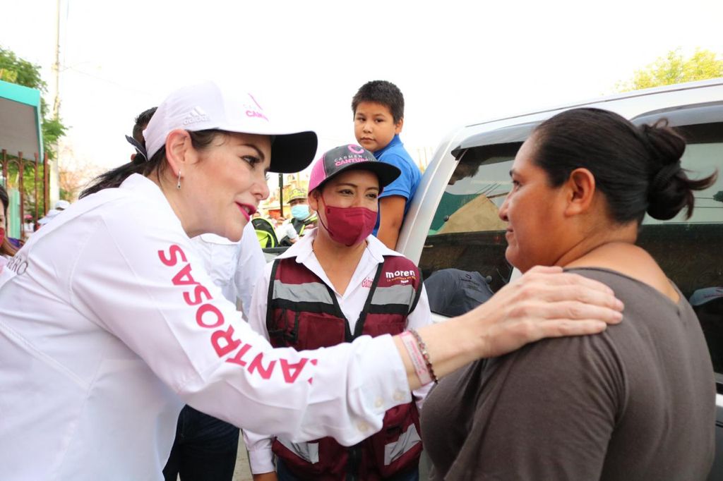 Carmen Lilia Canturosas escucha a vecinos de la Nueva Era