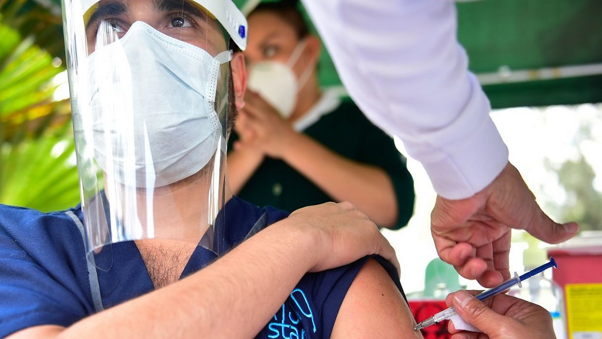 En Ciudad Victoria, maestros asisten para recibir la vacuna CanSino