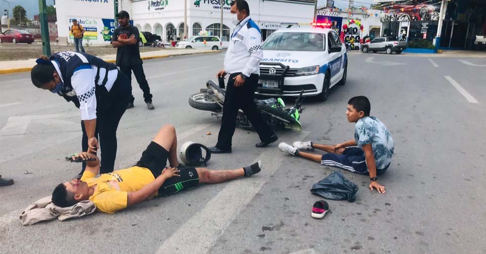 2 jóvenes resultan heridos tras caer de una moto en Ciudad Victoria