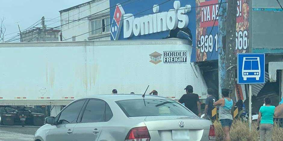 Tráiler choca contra pizzería Domino’s en Reynosa dejando 3 heridos