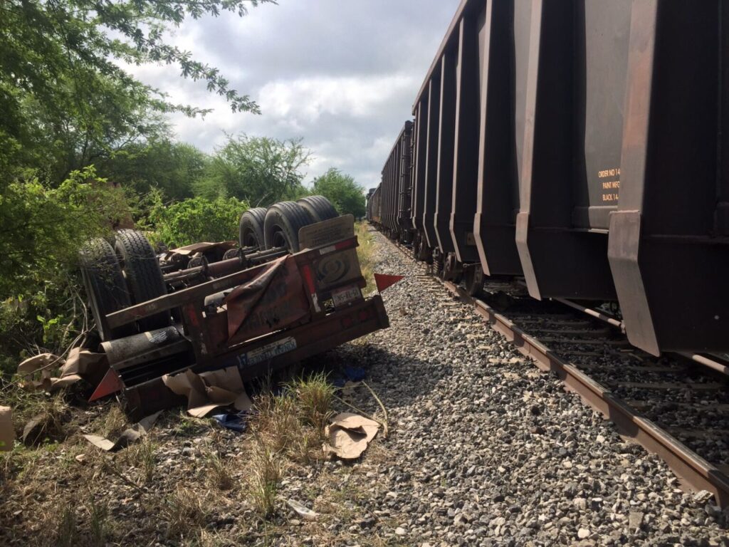 Se descarrila tren en Hidalgo, Tamaulipas tras choque con Tráiler