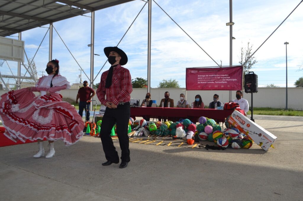 Disfrutan folclor y cuentos fantásticos en la colonia 'Constitucional' de Nuevo Laredo