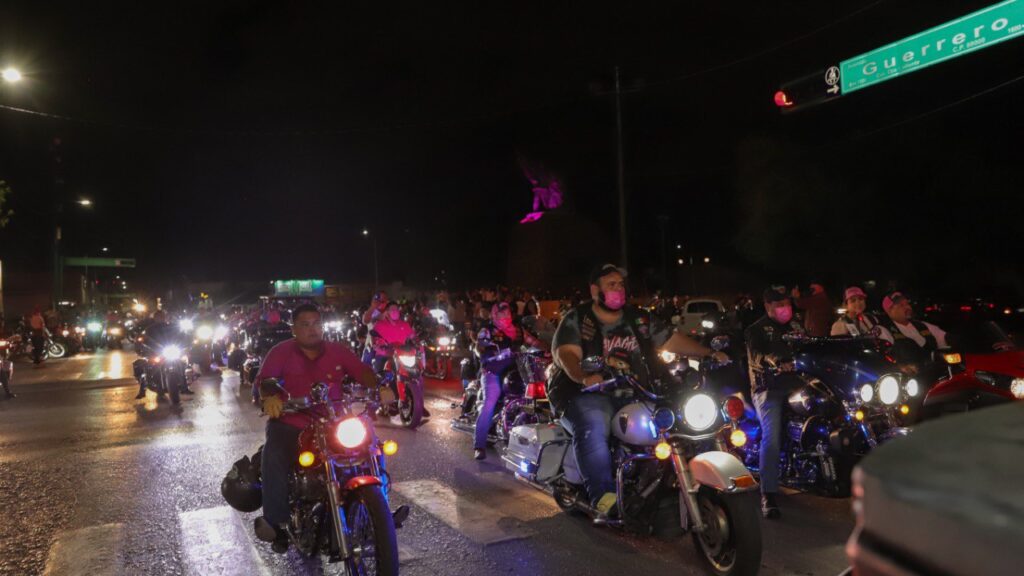 Asisten motociclistas a la ‘Rodada Rosa’ en Nuevo Laredo