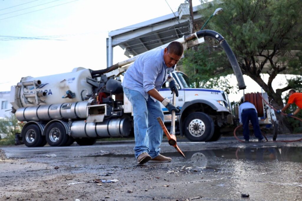 Da COMAPA Nuevo Laredo mantenimiento preventivo para evitar inundaciones