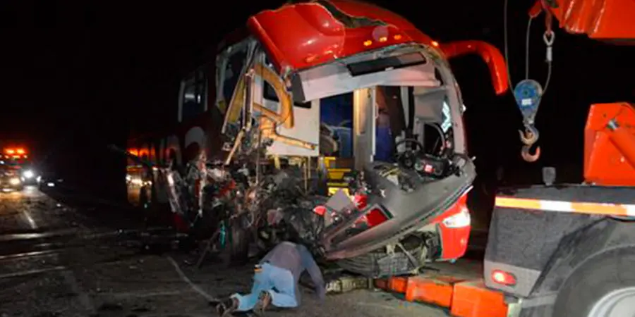 16 heridos tras choque entre autobús y tráiler en Hidalgo, Tamaulipas