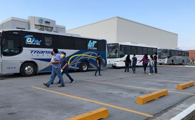 Hijos de obreros de Matamoros son vacunados en Brownsville, Texas