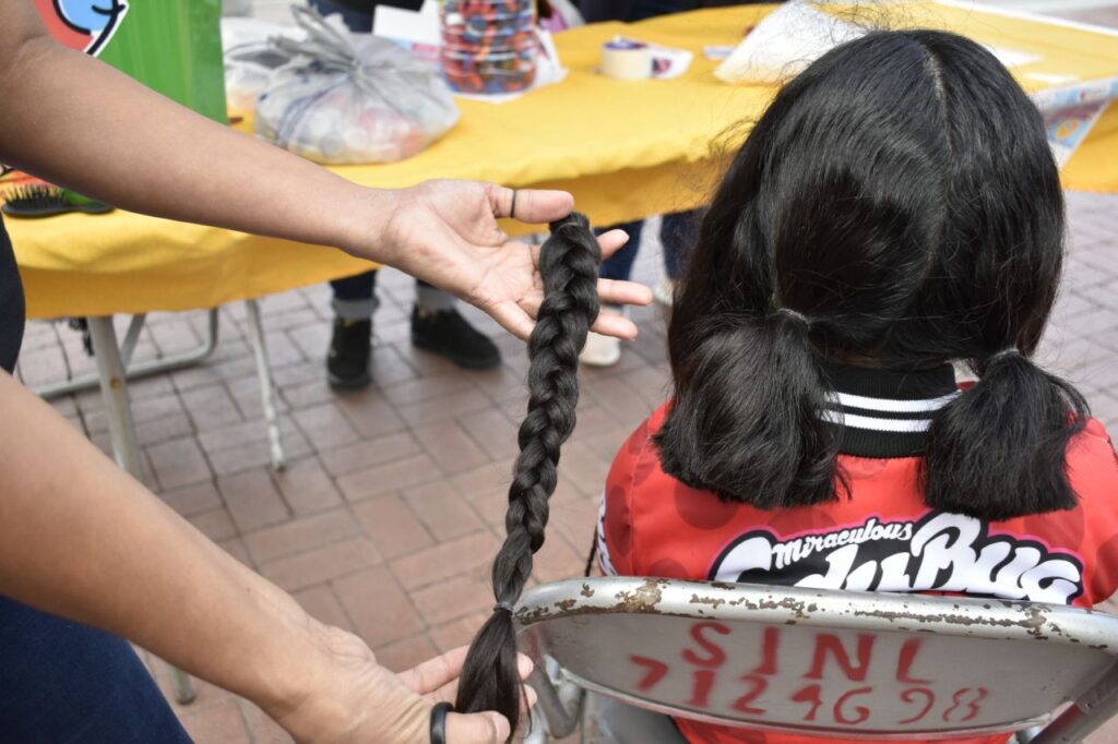 Donan niñas sus trenzas para lucha contra el cáncer en Nuevo Laredo