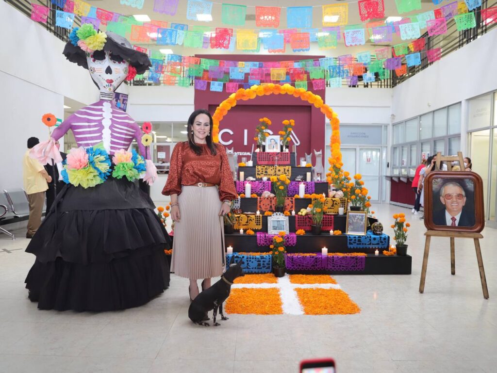 Recuerda Gobierno de Nuevo Laredo a don Carlos Cantú Rosas con altar de muertos