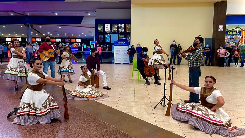 Sorprende a neolaredenses ‘flashmob’ revolucionario