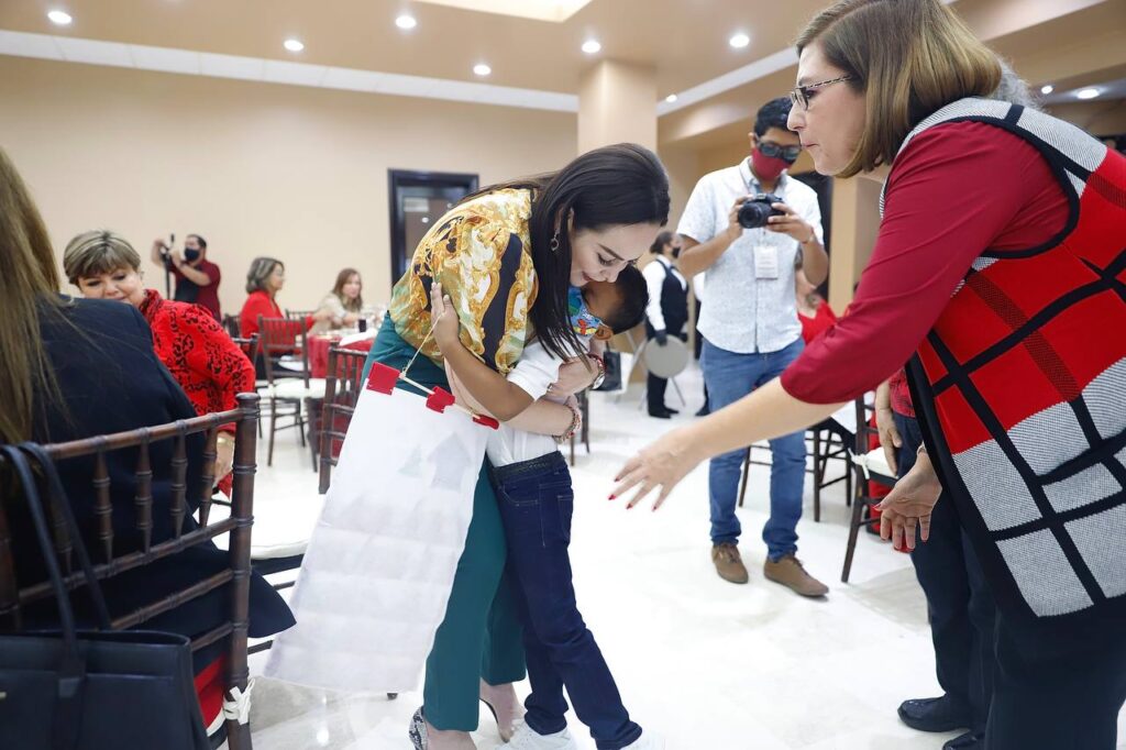 Se compromete alcaldesa de Nuevo Laredo trabajar por la educación, en conjunto con damas de la asociación de Agentes Aduanales