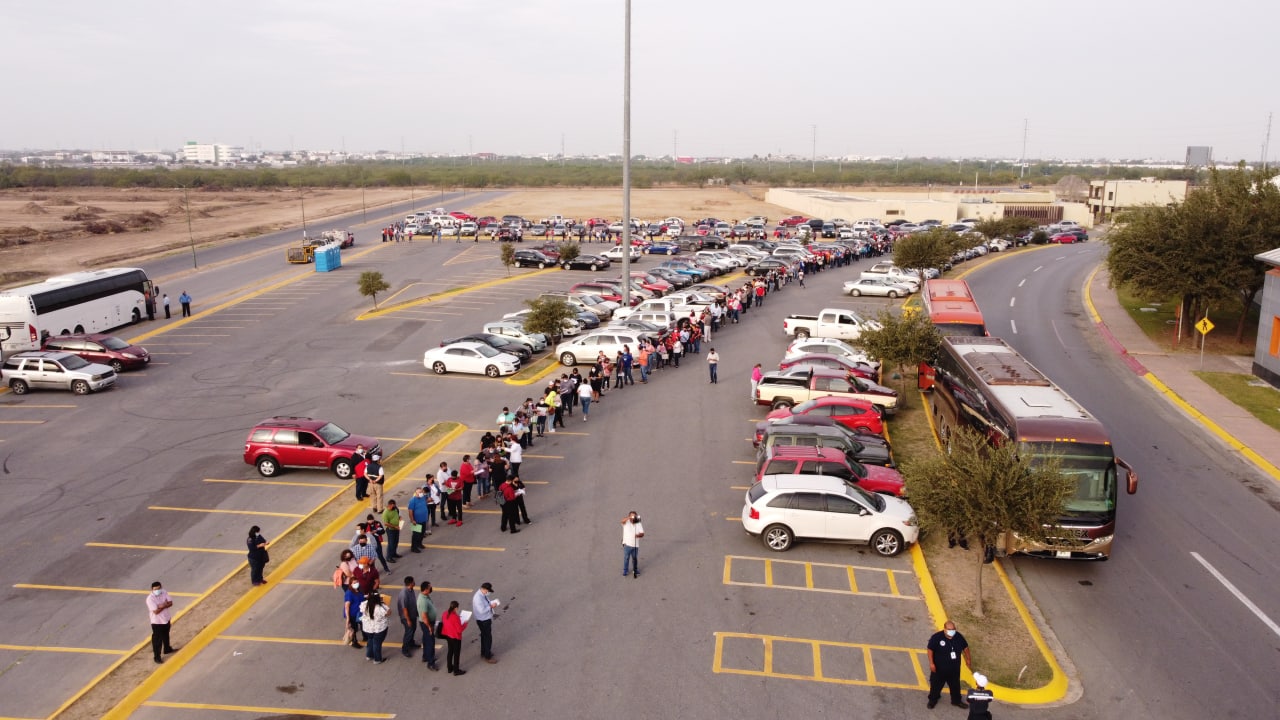 Arranca mega vacunación de 10 mil neolaredenses en Laredo, Texas