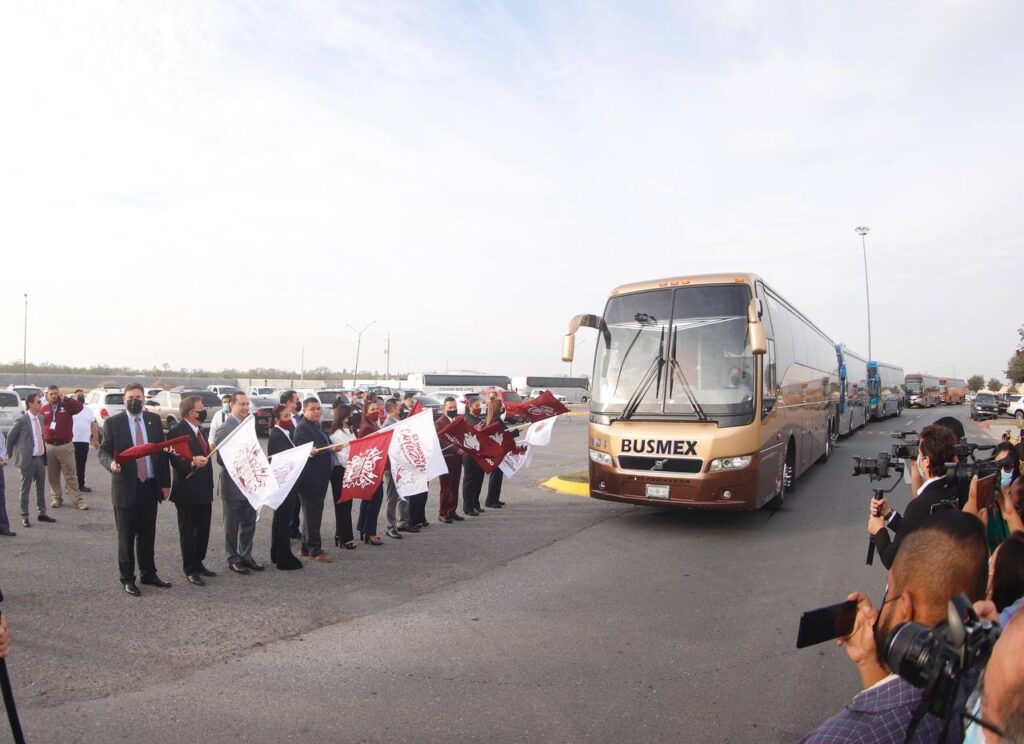 Arranca mega vacunación de 10 mil neolaredenses en Laredo, Texas