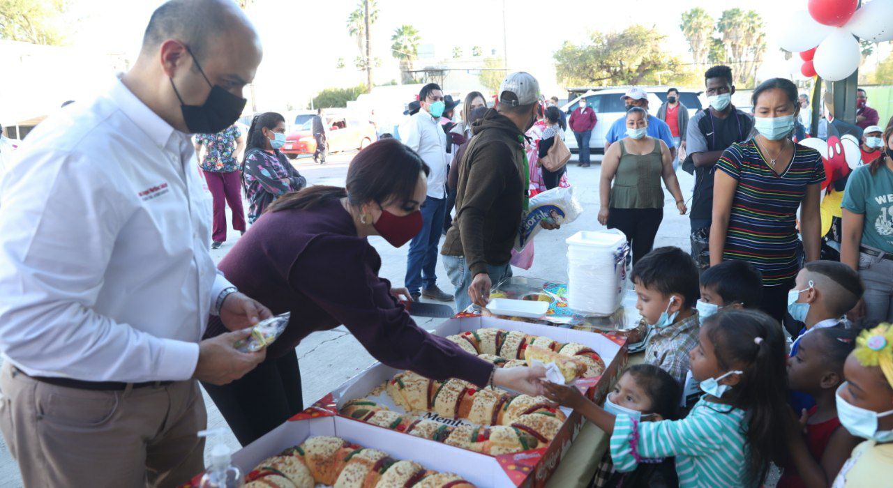 Gobierno de Nuevo Laredo comparte Rosca de Reyes con migrantes