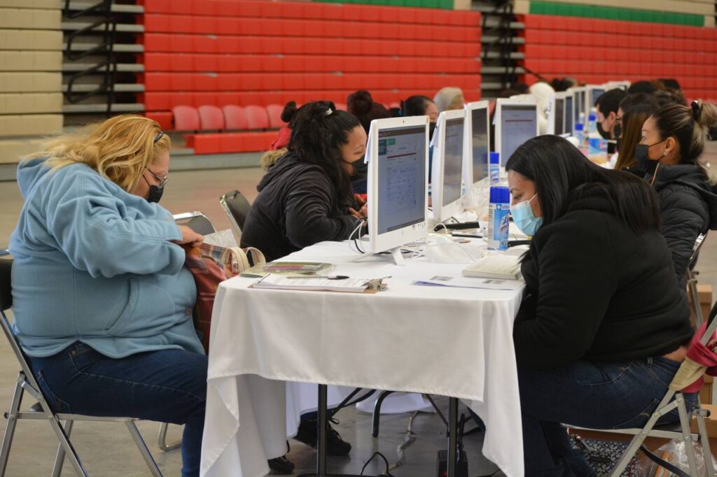 Jefas y jefes de familia se inscriben en programa de apoyo alimentario en Nuevo Laredo