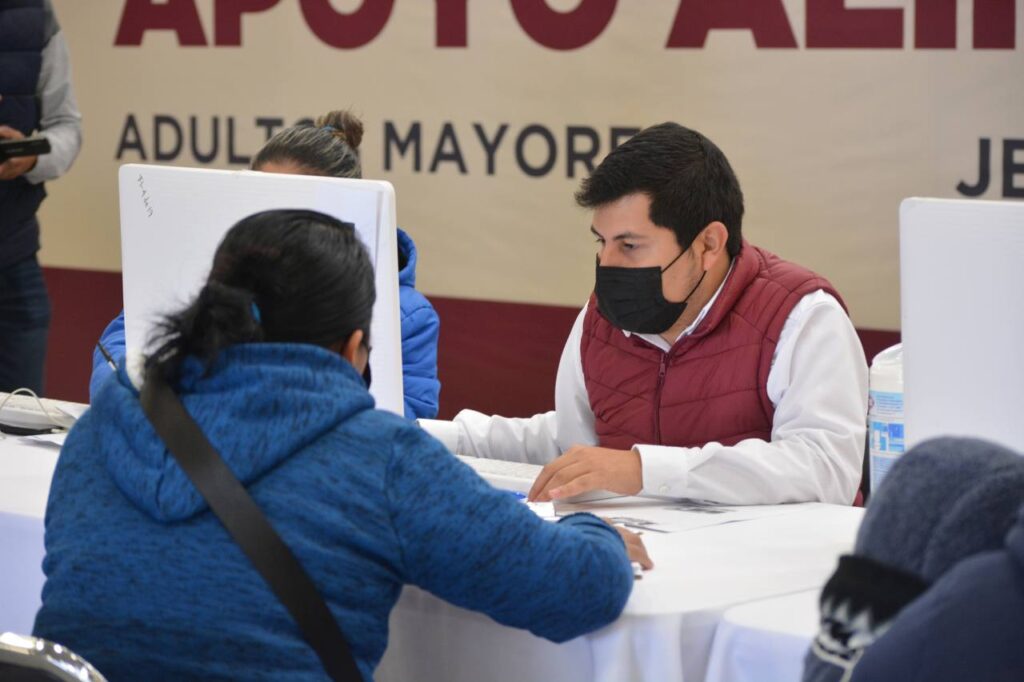 Jefas y jefes de familia se inscriben en programa de apoyo alimentario en Nuevo Laredo