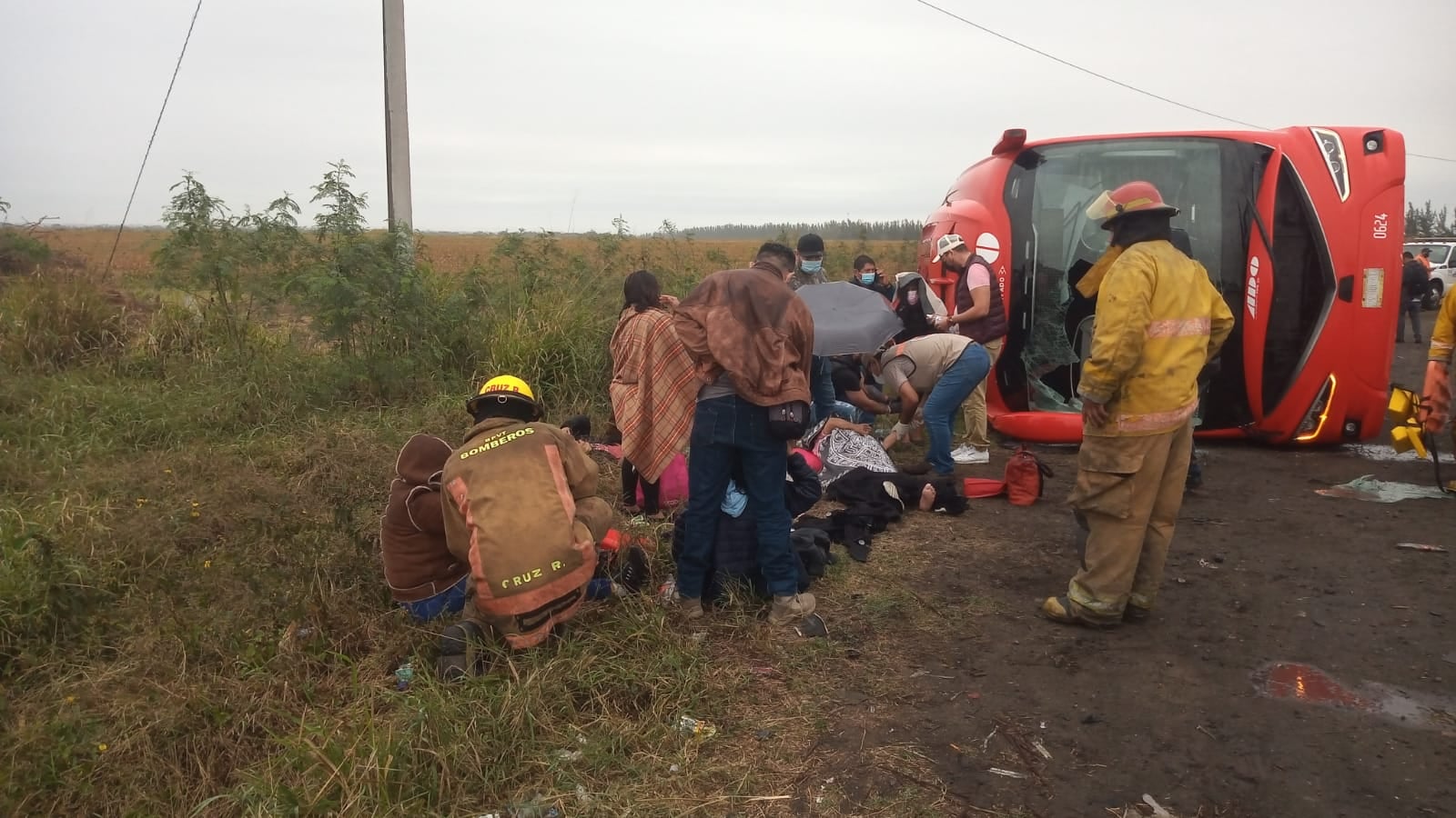 12 lesionados tras volcadura de autobús en la Tampico-Mante