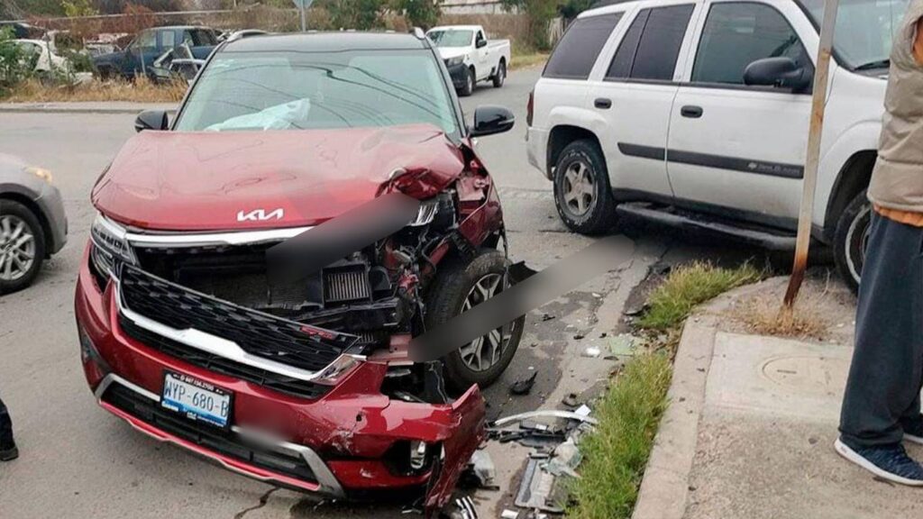 2 camionetas se estampan sobre un cruce en Nuevo Laredo