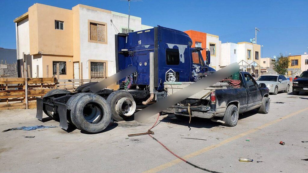 Nuevo Laredo: Le estalla la llanta de un tráiler mientras intentaba repararla y muere