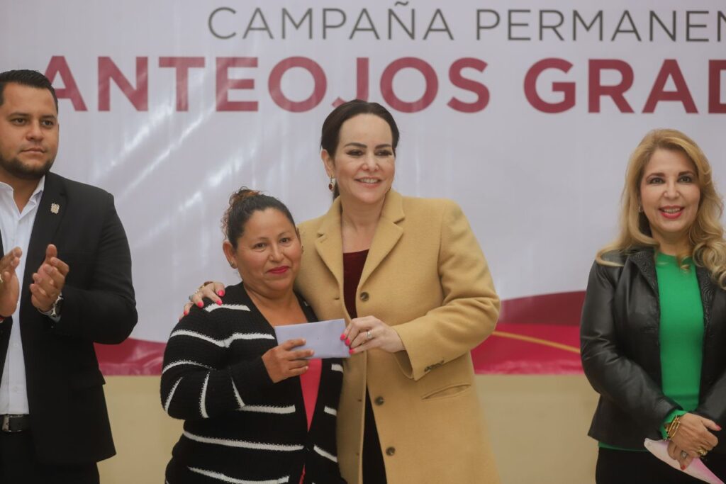 Entregan 144 pares de lentes en Nuevo Laredo