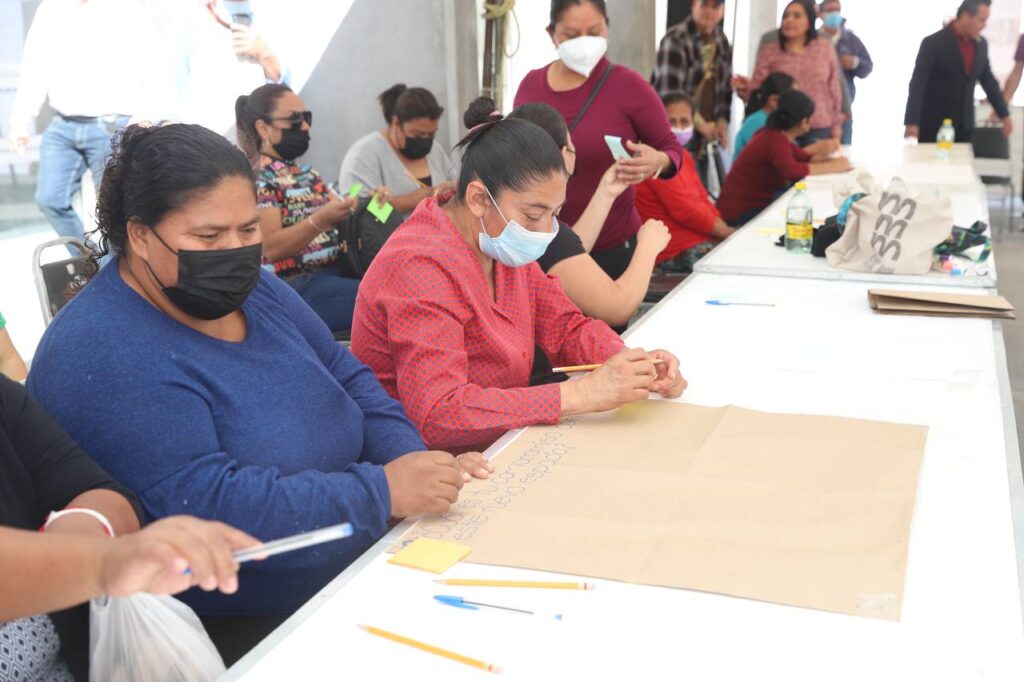 Participan familias y artistas locales en la creación de mural en dispensario médico en la colonia Primero de Mayo