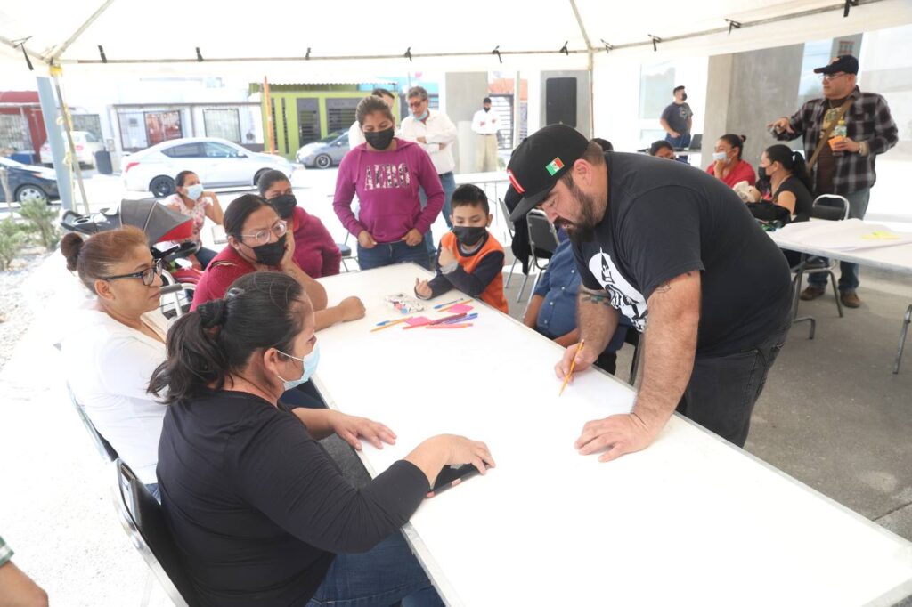 Participan familias y artistas locales en la creación de mural en dispensario médico en la colonia Primero de Mayo