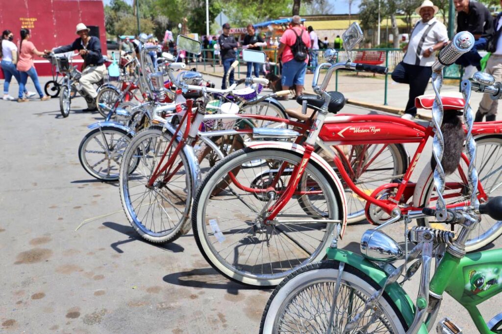 Familias neolaredenses disfrutan de “Primavera sobre ruedas”