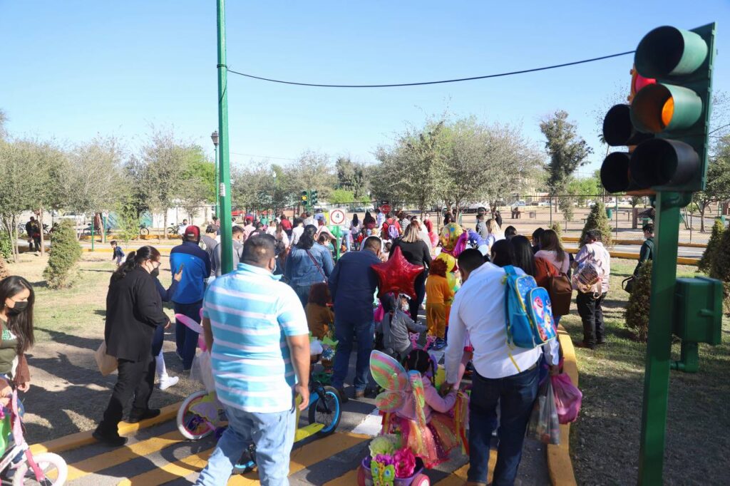 Celebran estudiantes llegada de la primavera y aprenden de cultura vial