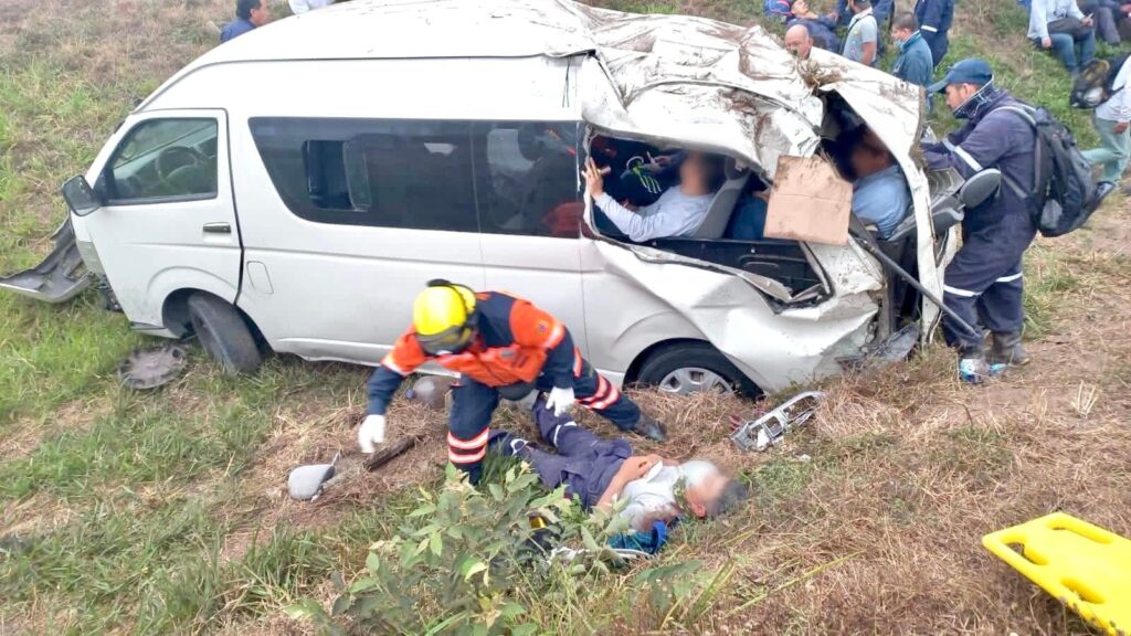 13 lesionados en Altamira tras aparatosa volcadura