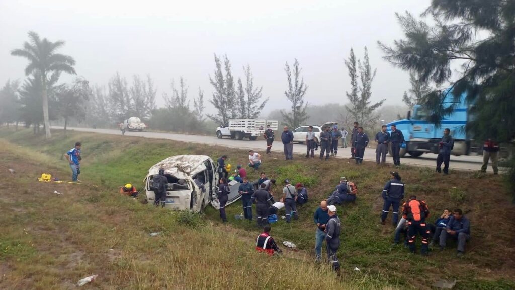 13 lesionados en Altamira tras aparatosa volcadura