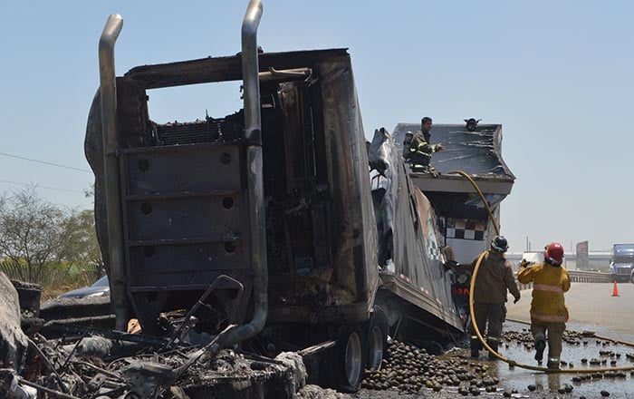 Detienen a tres por tráileres incendiados en Reynosa