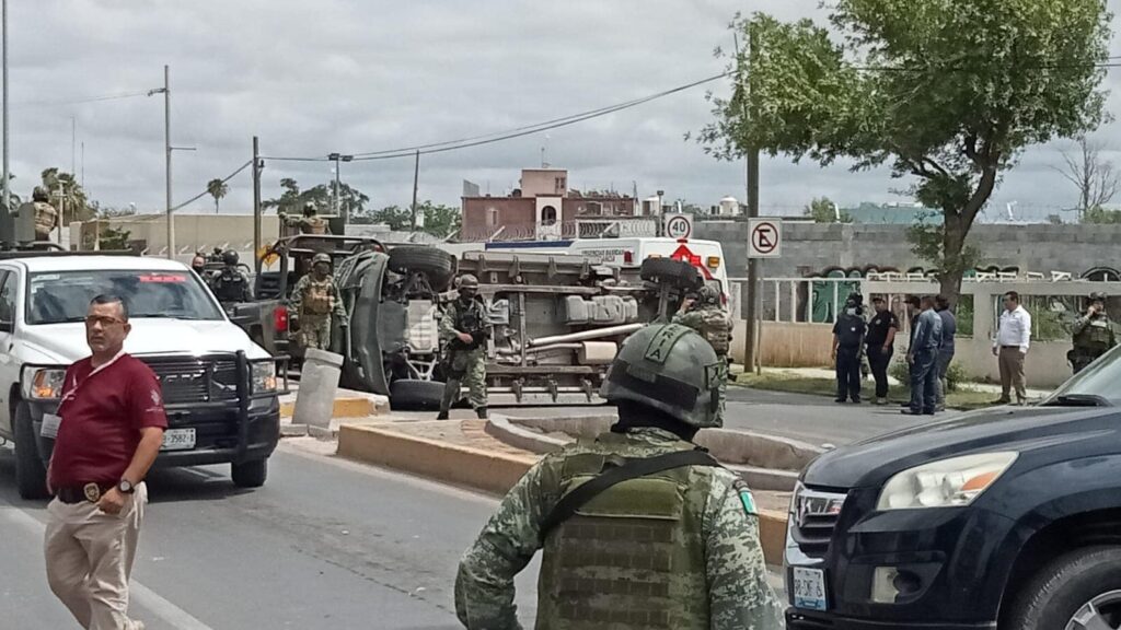 Vuelcan militares tras invadir carril y chocar en Nuevo Laredo