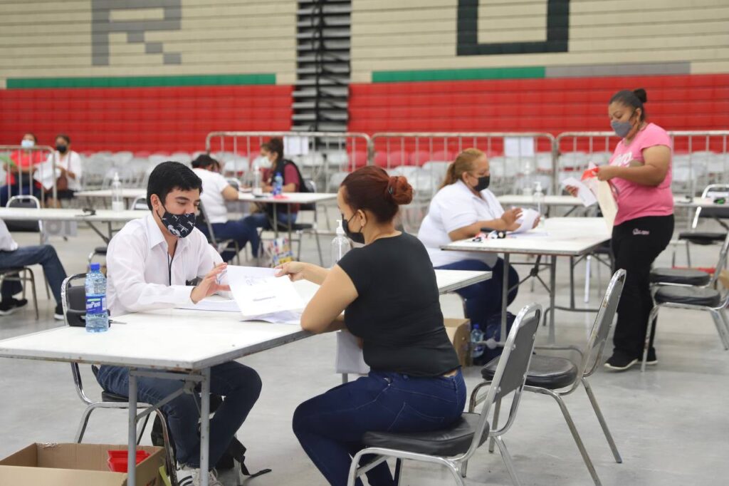 Inicia entrega de tarjetas de beca Una Nueva Era en Nuevo Laredo