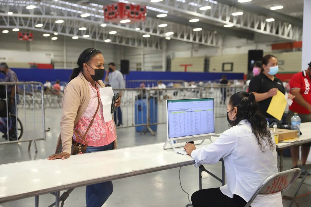 Inicia entrega de tarjetas de beca Una Nueva Era en Nuevo Laredo