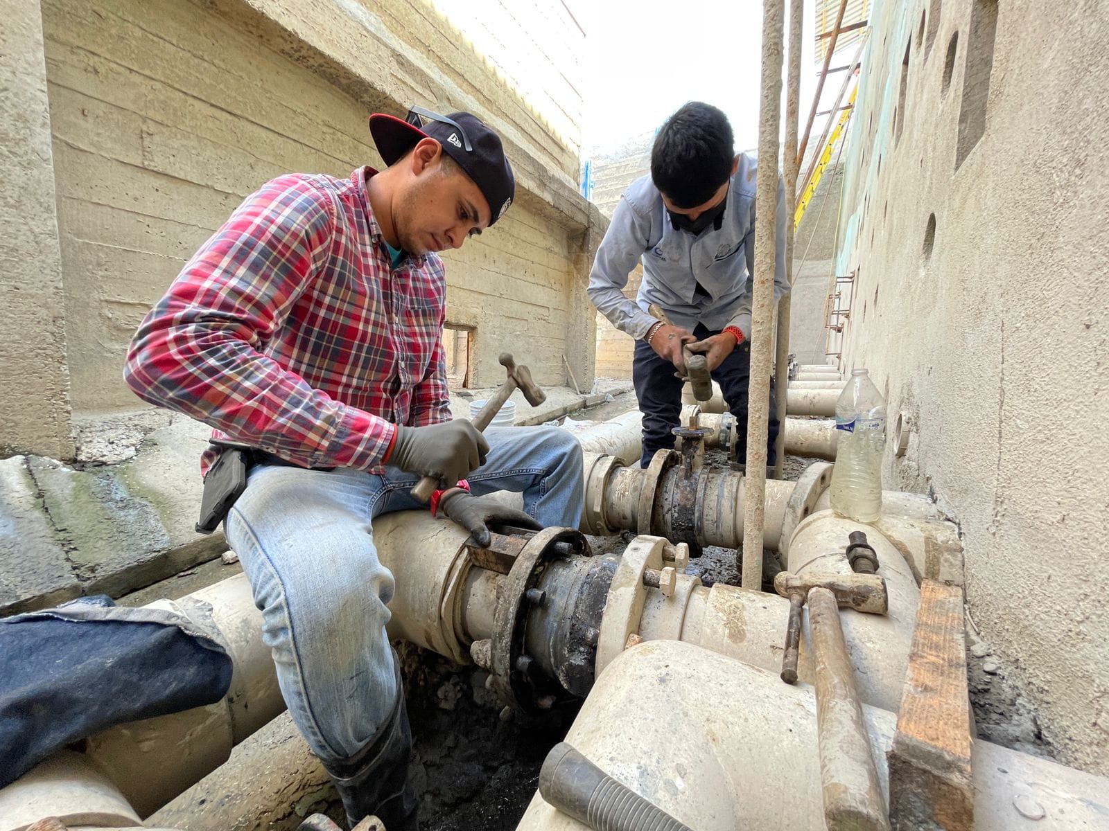 Avisa COMAPA Nuevo Laredo de baja presión de agua por reparaciones