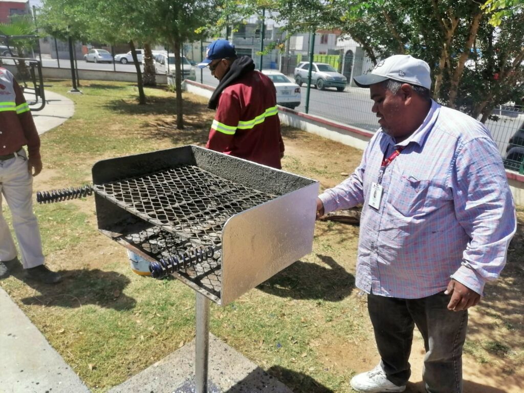 Dan mantenimiento a parques y jardines de Nuevo Laredo