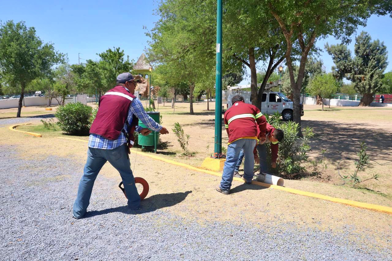 Supervisan obras de mantenimiento en parques y plazas de Nuevo Laredo