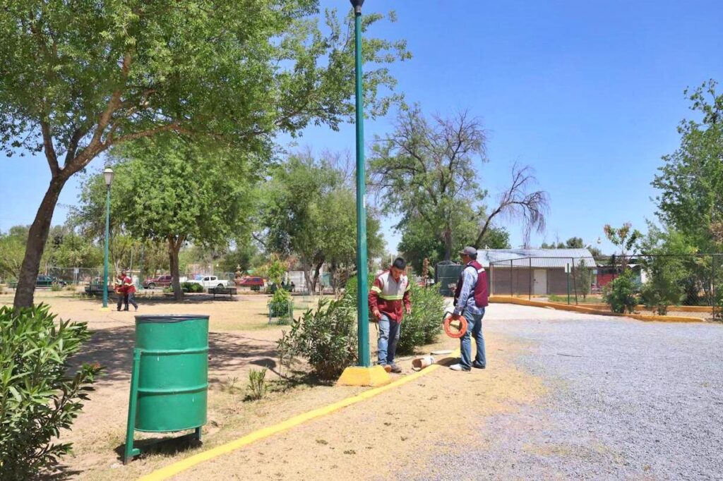 Supervisan obras de mantenimiento en parques y plazas de Nuevo Laredo