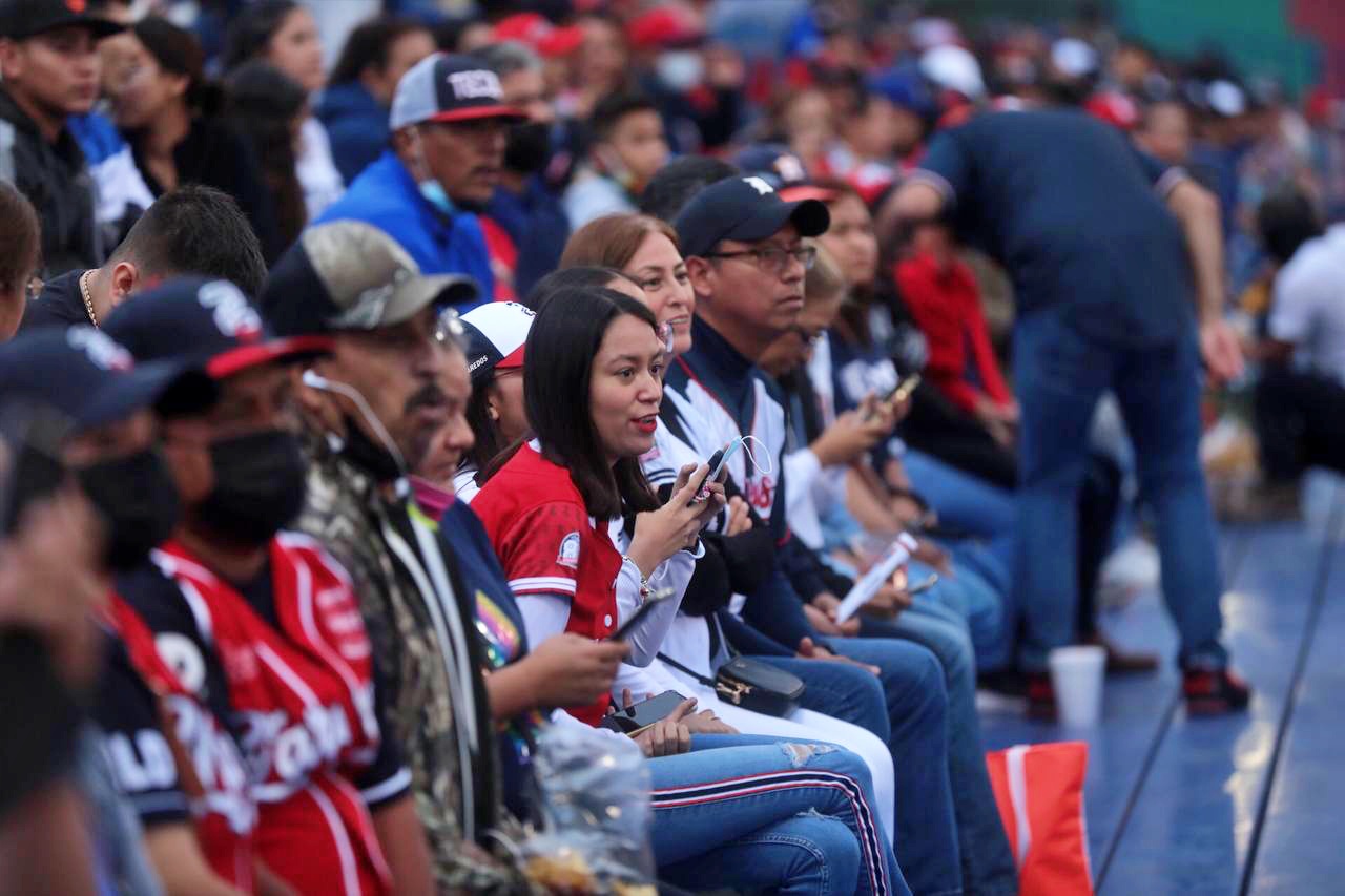 Disfrutan neolaredenses primer juego de Los Tecolotes de los dos Laredos