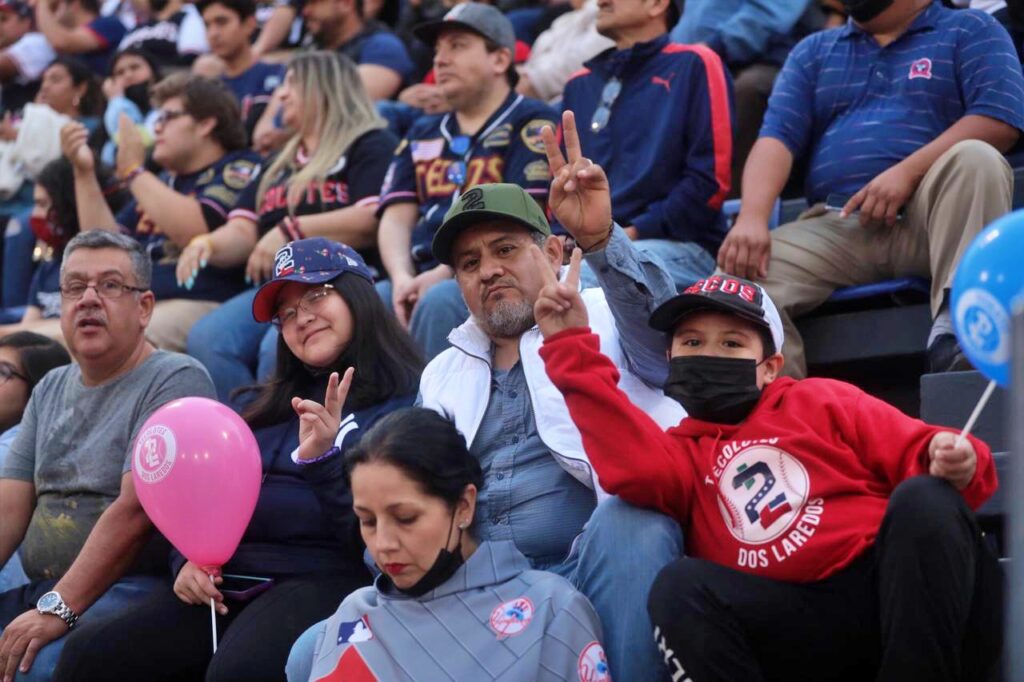 Disfrutan neolaredenses primer juego de Los Tecolotes de los dos Laredos