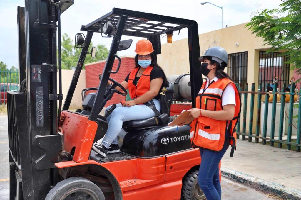 Capacita Gobierno de Nuevo Laredo a ciudadanos para laborar en sector maquilador