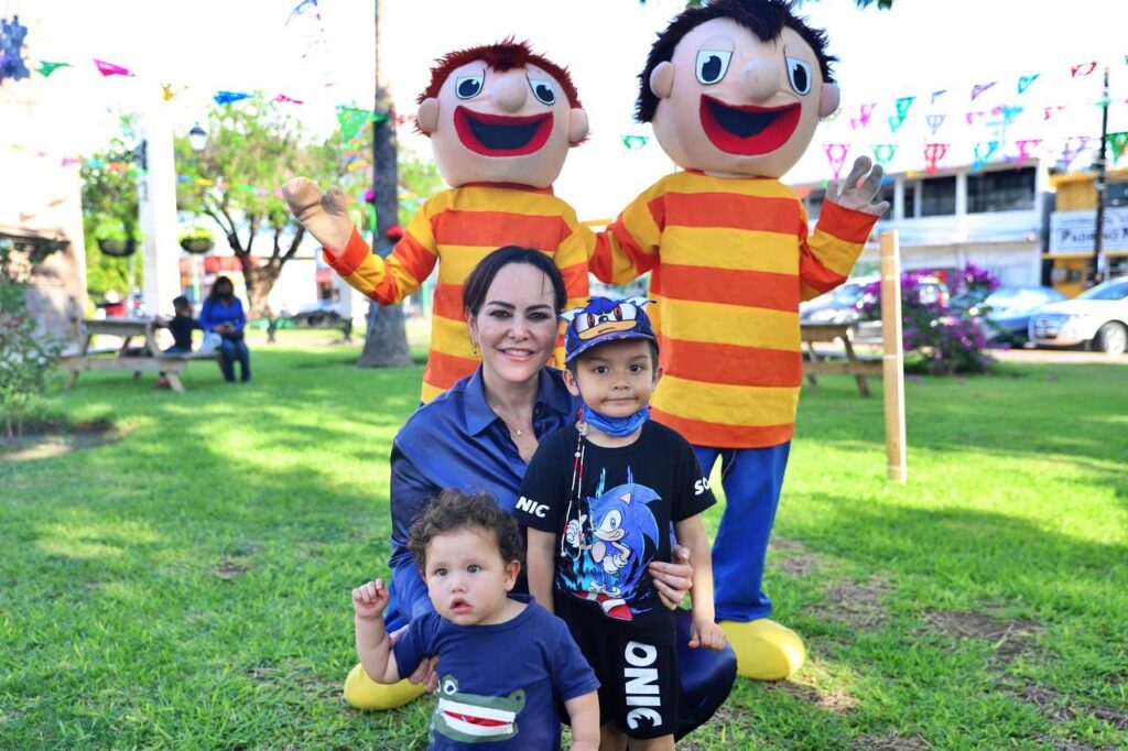 Organiza Carmen Lilia Canturosas fiesta en presidencia para celebrar día del niño