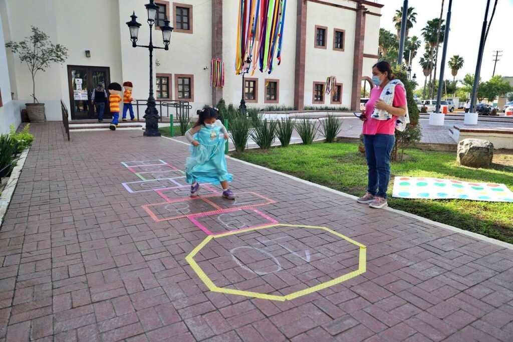 Organiza Carmen Lilia Canturosas fiesta en presidencia para celebrar día del niño