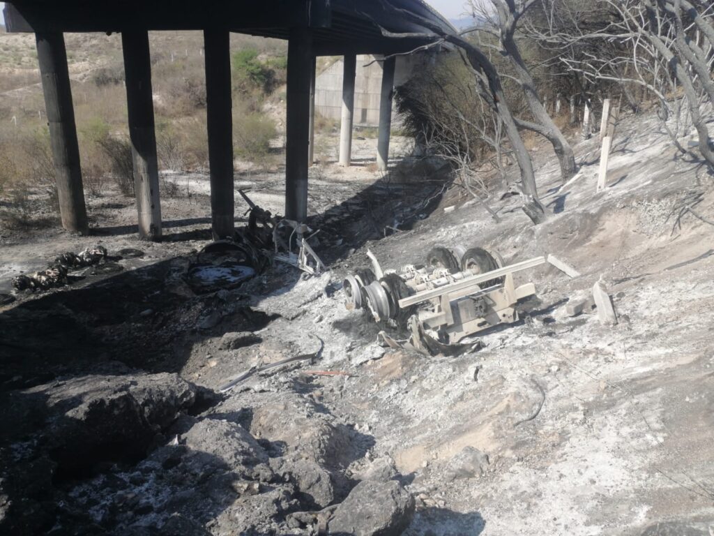 Muere calcinado trailero sobre la carretera Tula-Victoria