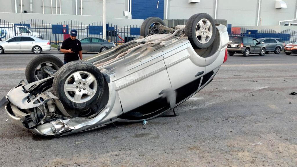 Dos lesionados tras choque con volcadura en Nuevo Laredo